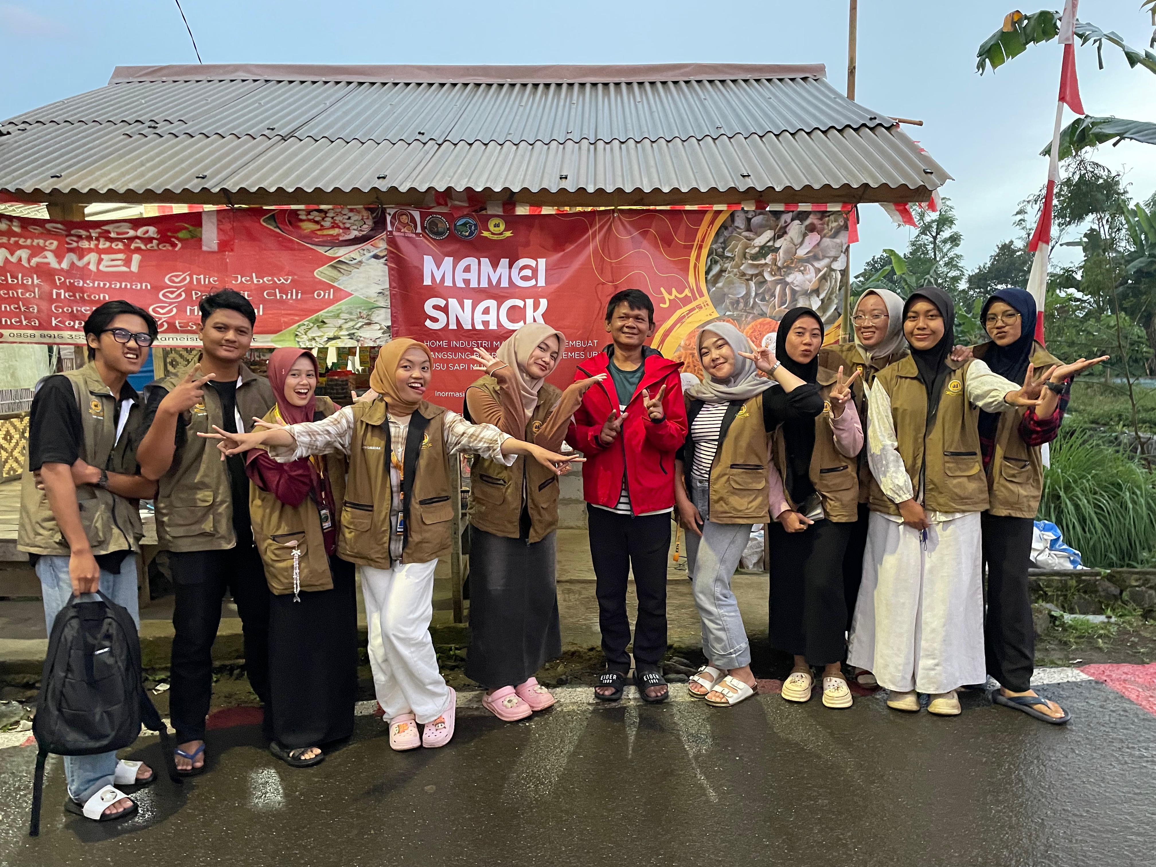 Mahasiswa KKN UNIDA Bantu UMKM Desa Tajur Halang